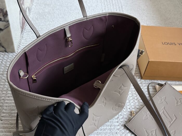 Louis Vuitton Neverfull Tote Extra-Large Capacity Detachable Zippered Clutch Striped Lining - Image 7
