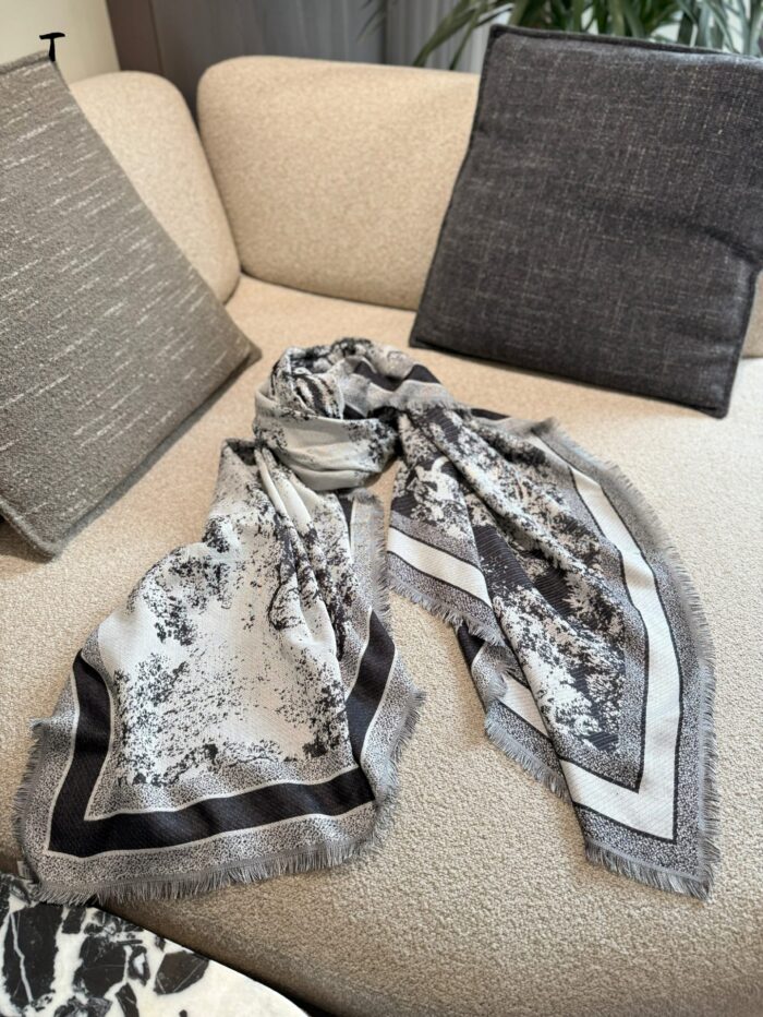 Dior Limited Edition Vintage Oblique Print Double-Layer Shawl - Image 8