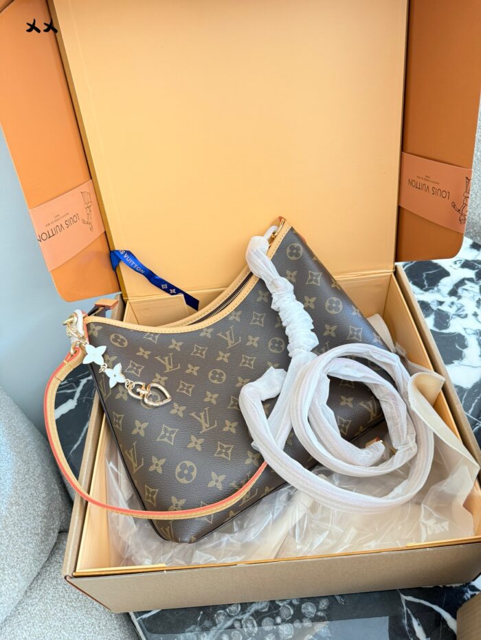 Louis Vuitton Keepall Monogram Design Shoulder Bag - Image 4