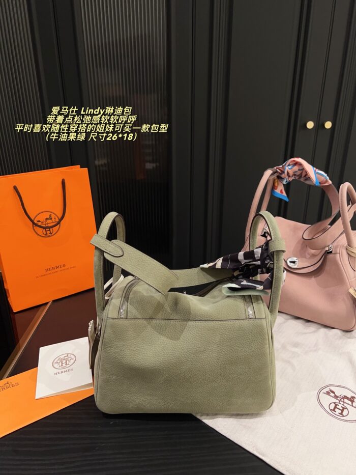 Hermes Lindy Bag Relaxed, Soft Silhouette Effortless Styling Generous Capacity For Practical Use - Image 4