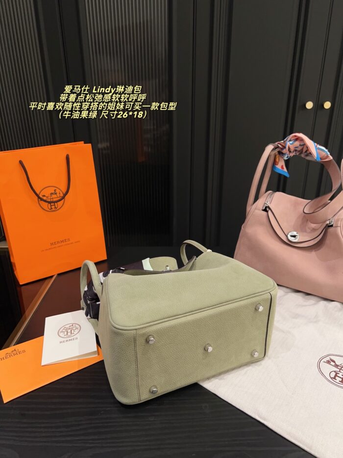 Hermes Lindy Bag Relaxed, Soft Silhouette Effortless Styling Generous Capacity For Practical Use - Image 6