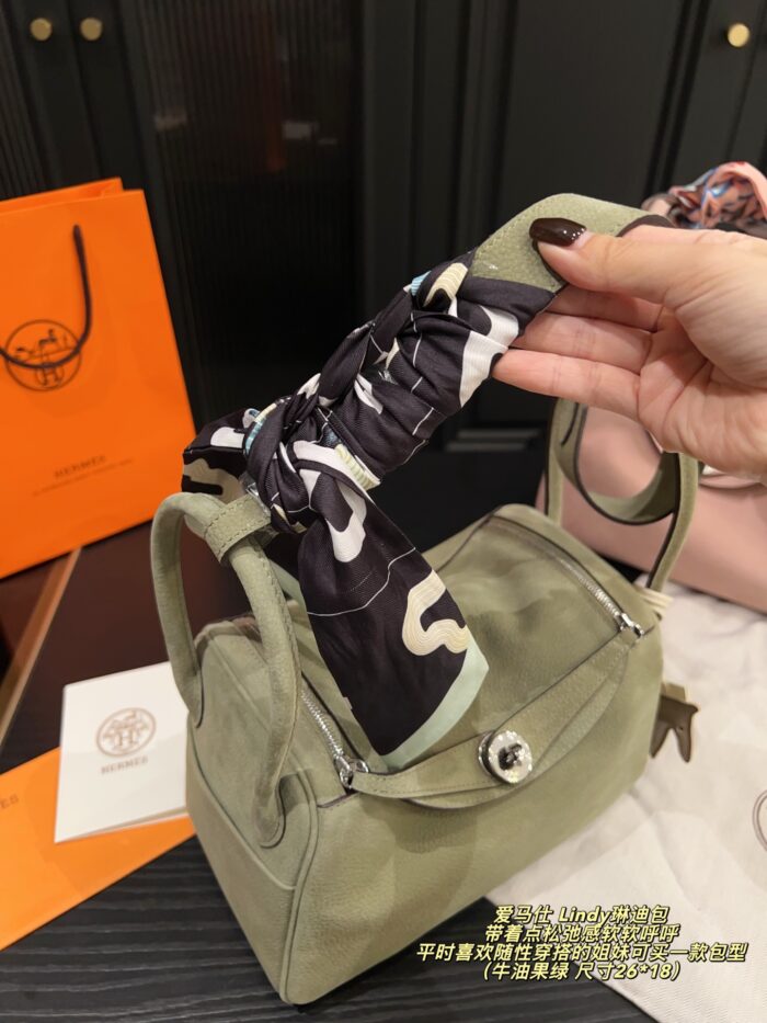 Hermes Lindy Bag Relaxed, Soft Silhouette Effortless Styling Generous Capacity For Practical Use - Image 7