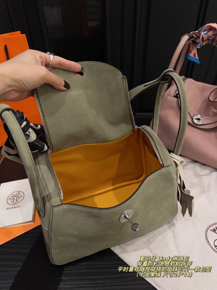 Hermes Lindy Bag Relaxed, Soft Silhouette Effortless Styling Generous Capacity For Practical Use - Image 8