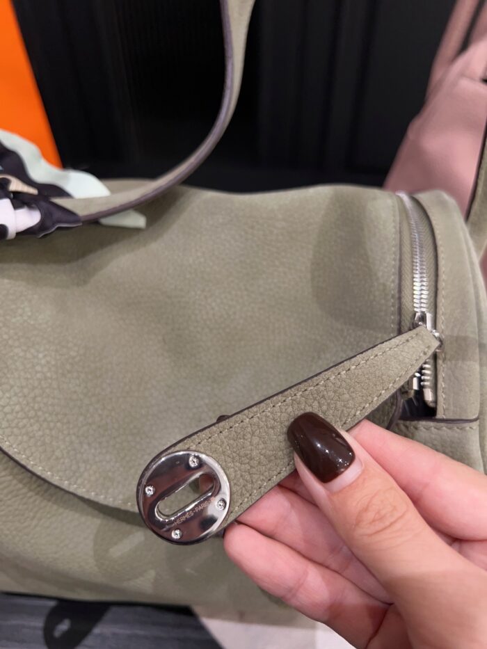 Hermes Lindy Bag Relaxed, Soft Silhouette Effortless Styling Generous Capacity For Practical Use - Image 9