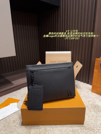 Louis Vuitton Briefcase Black Classic Colourway Metal Logo Accents Solid And Dignified Fashionable And Elegant