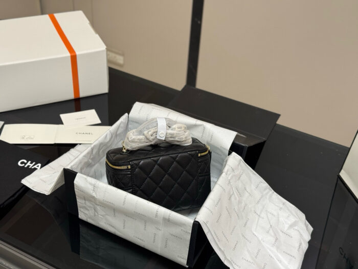 Chanel'S Latest High-Fashion Long Box Case/Makeup Case - Image 7