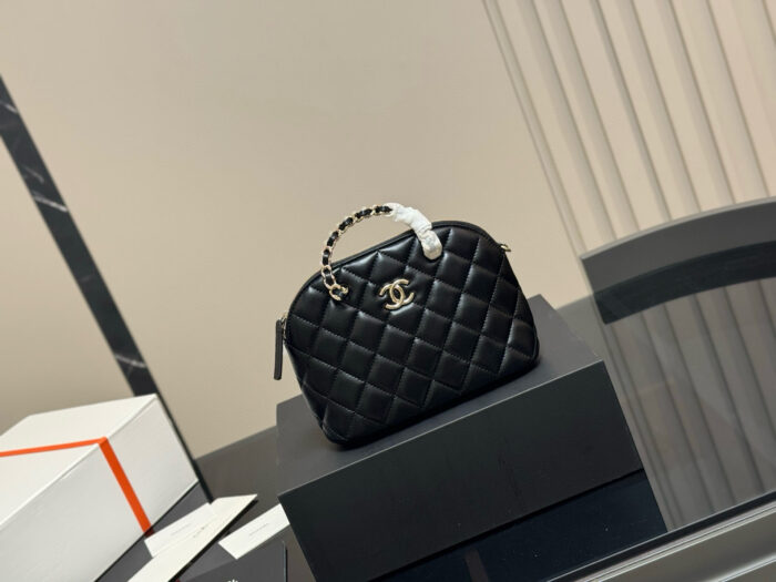 Chanel Mini Shell Bag Retro Quilted Pattern Atmosphere Fully Amplified - Image 1