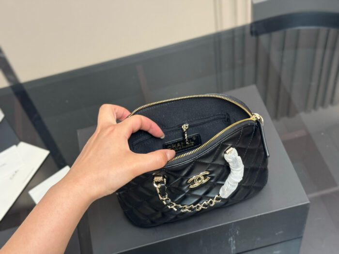 Chanel Mini Shell Bag Retro Quilted Pattern Atmosphere Fully Amplified - Image 3