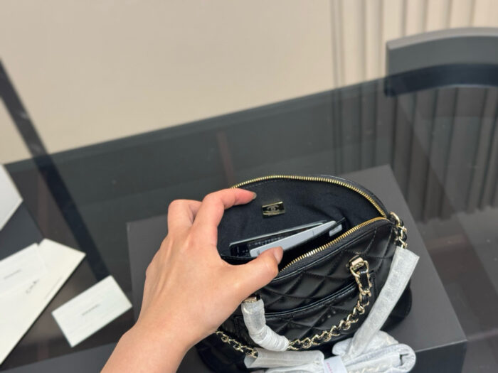 Chanel Mini Shell Bag Retro Quilted Pattern Atmosphere Fully Amplified - Image 4