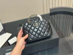 Chanel Mini Shell Bag Retro Quilted Pattern Atmosphere Fully Amplified - Image 5