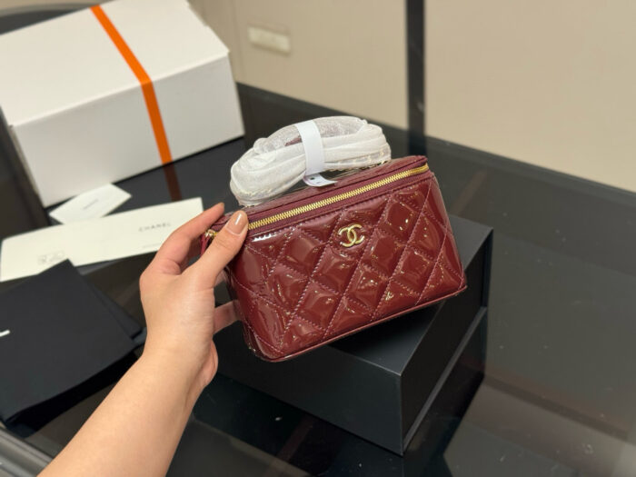 Chanel Handle Makeup Compact Touch-Ups And Styling - Image 2