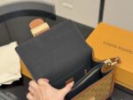Louis Vuitton Daphne Series Chain Shoulder Bag With Enhanced Hardware, Complete With Foldable Box - Image 4