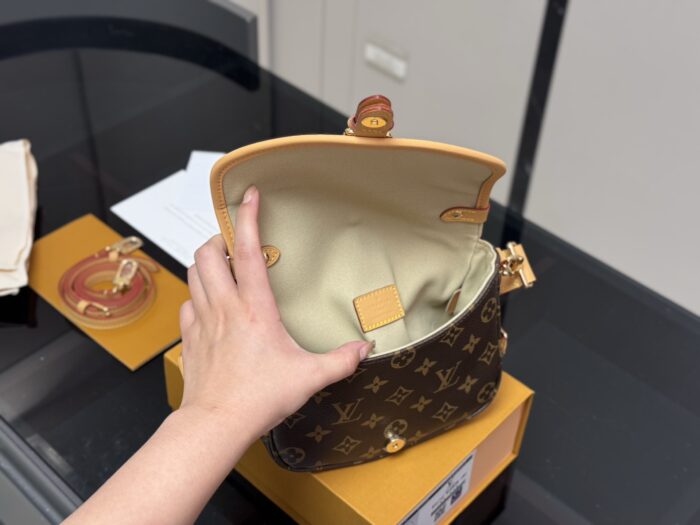 Louis Vuitton Saumur Bb Twin Star Messenger Bag With Long Shoulder Strap And Foldable Box - Image 4
