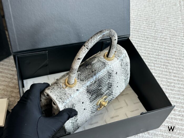 Chanel 23P Coco Handle Snake-Patterned Handbag Wear-Resistant - Image 2