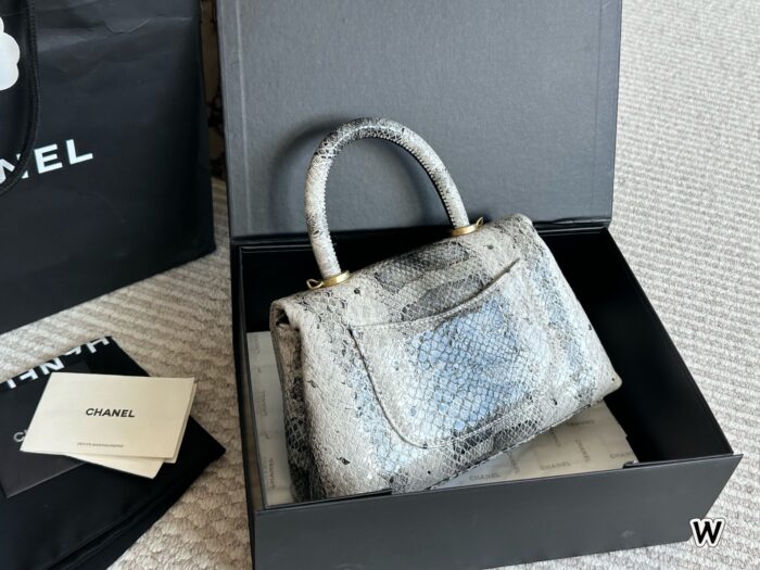 Chanel 23P Coco Handle Snake-Patterned Handbag Wear-Resistant - Image 4