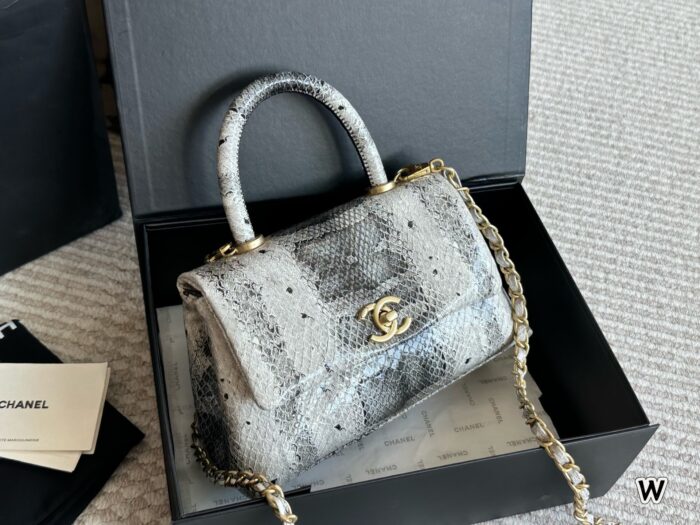 Chanel 23P Coco Handle Snake-Patterned Handbag Wear-Resistant - Image 5