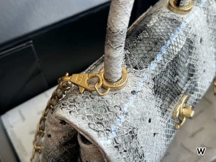 Chanel 23P Coco Handle Snake-Patterned Handbag Wear-Resistant - Image 6
