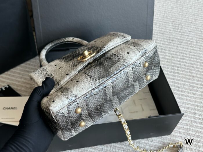 Chanel 23P Coco Handle Snake-Patterned Handbag Wear-Resistant - Image 8