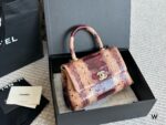 Chanel 23P Coco Handle Snake-Patterned Handbag Wear-Resistant - Image 11