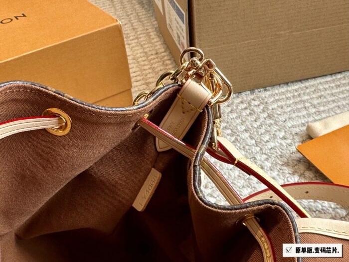 Louis Vuitton Odyssée Metal Chain Handbag With Shoulder Strap And Crossbody Option, Side Pocket Design - Image 9