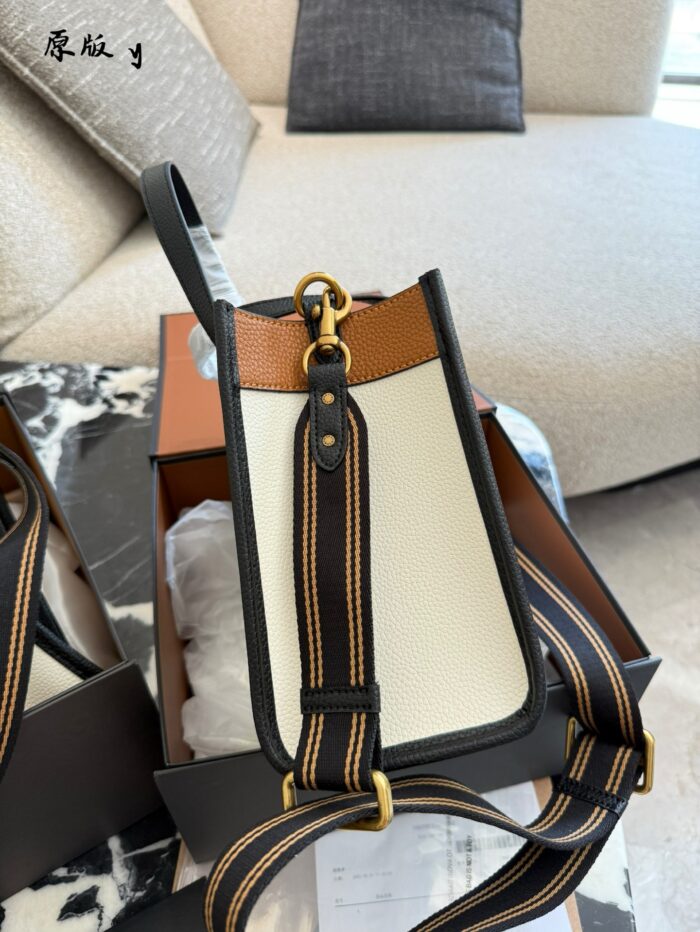 Coach Field Series Tote No. 22 Tote Bag Milkshake White & Oatmeal Square Silhouette Handheld Or Crossbody - Image 3