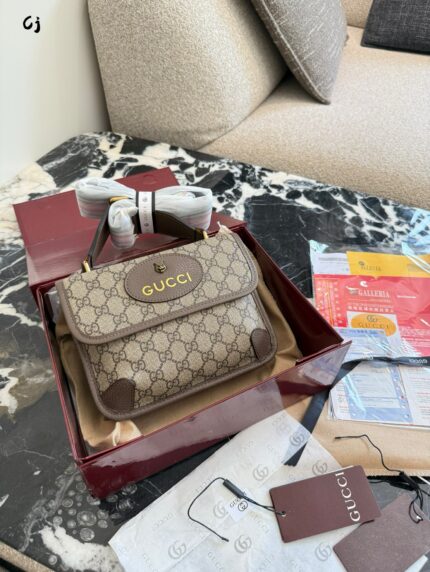 Gucci Tiger Head Reversible Crossbody Bag With Wide Shoulder Strap - Unisex - Durable