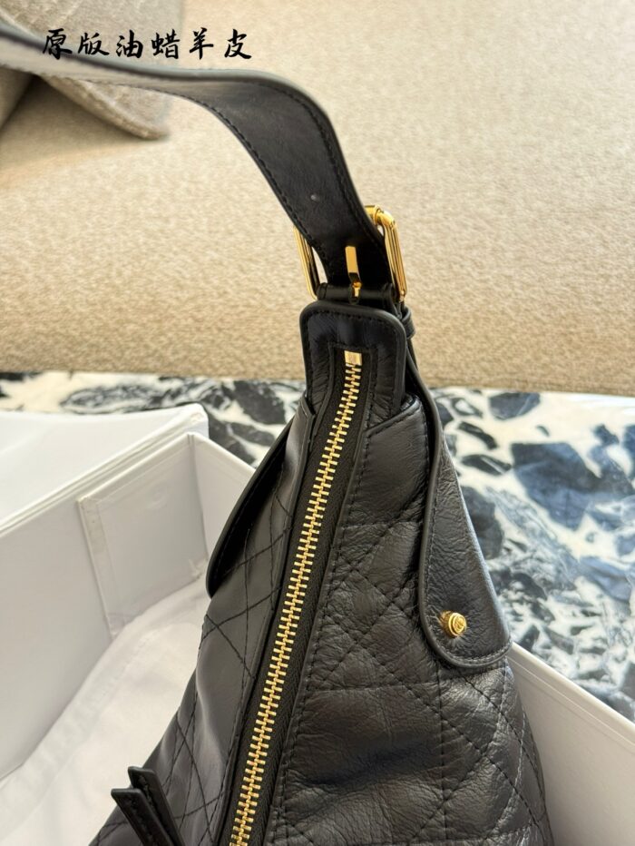 Dior Voyage Collection Handbag Oil-Waxed Leather With Lettering Hardware Adjustable Shoulder Strap Spacious Capacity Sporty Travel Bag - Image 4