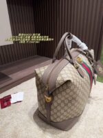 Gucci Travel Bag Generous Capacity, Refined Leather Texture, Colour-Coordinated Fashion Piece - Image 3