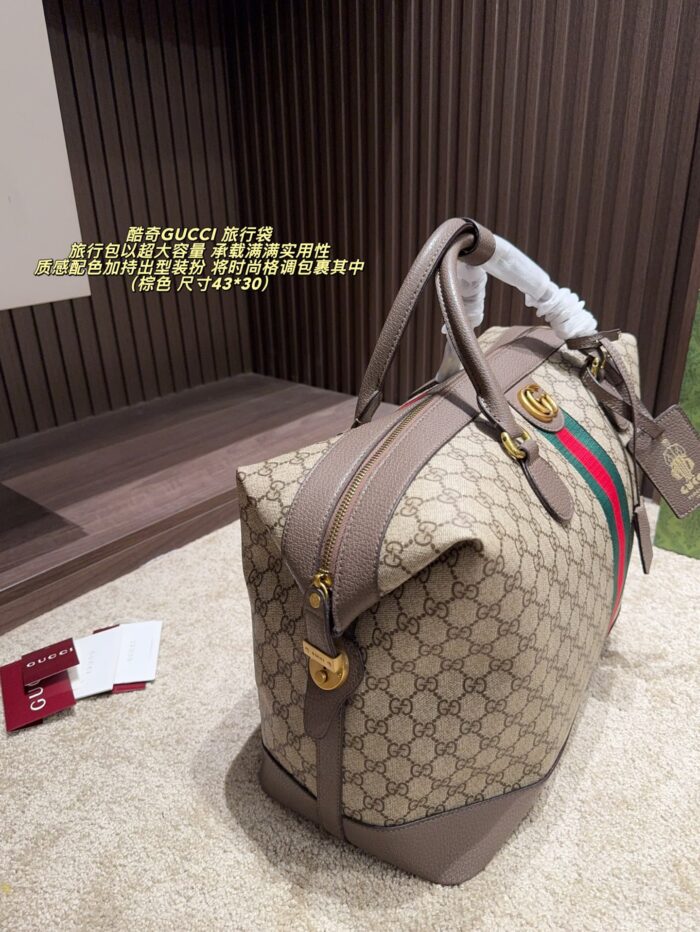 Gucci Travel Bag Generous Capacity, Refined Leather Texture, Colour-Coordinated Fashion Piece - Image 3