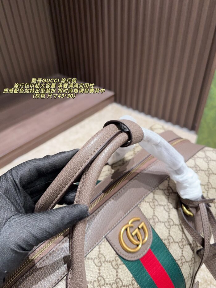 Gucci Travel Bag Generous Capacity, Refined Leather Texture, Colour-Coordinated Fashion Piece - Image 4
