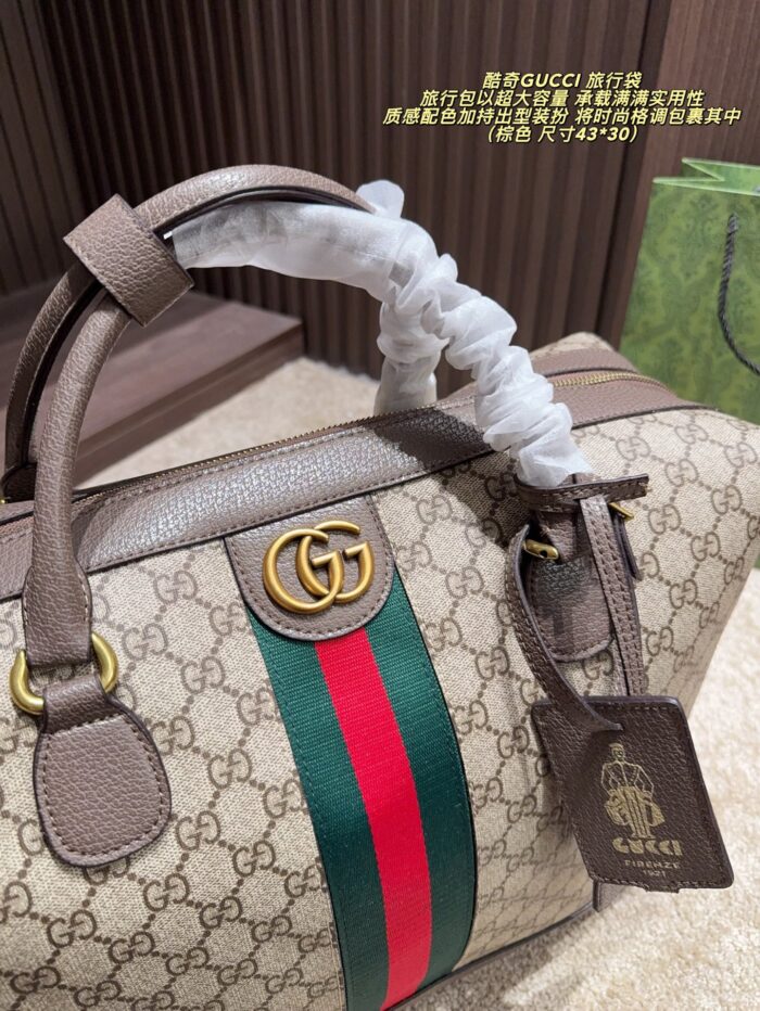 Gucci Travel Bag Generous Capacity, Refined Leather Texture, Colour-Coordinated Fashion Piece - Image 6
