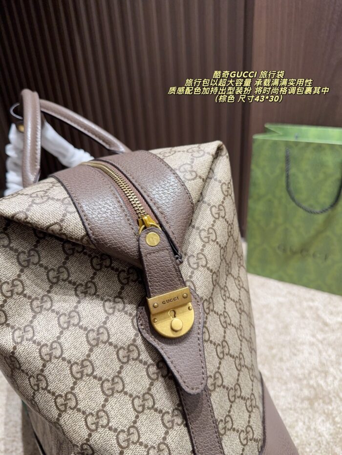 Gucci Travel Bag Generous Capacity, Refined Leather Texture, Colour-Coordinated Fashion Piece - Image 8