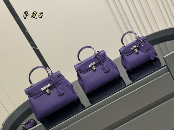 Hermès Kelly Top-Grain Leather Textured Handbag - Image 1