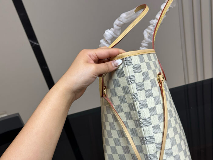 Louis Vuitton Neverfull Medium Classic Monogram Shopping Bag - Exceptional Texture - Image 6