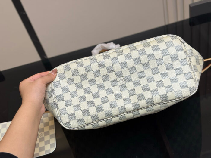 Louis Vuitton Neverfull Medium Classic Monogram Shopping Bag - Exceptional Texture - Image 8