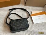 Louis Vuitton Camera Bag - Versatile Black Men'S Bag - Excellent Value - Image 2
