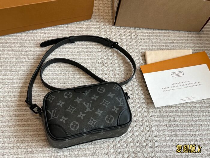 Louis Vuitton Camera Bag - Versatile Black Men'S Bag - Excellent Value - Image 2