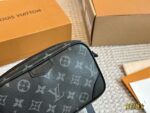 Louis Vuitton Camera Bag - Versatile Black Men'S Bag - Excellent Value - Image 3