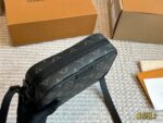 Louis Vuitton Camera Bag - Versatile Black Men'S Bag - Excellent Value - Image 4