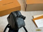 Louis Vuitton Camera Bag - Versatile Black Men'S Bag - Excellent Value - Image 5