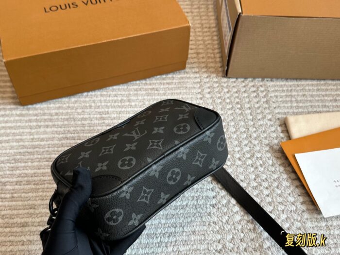Louis Vuitton Camera Bag - Versatile Black Men'S Bag - Excellent Value - Image 6