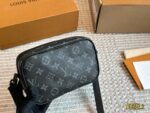 Louis Vuitton Camera Bag - Versatile Black Men'S Bag - Excellent Value - Image 7