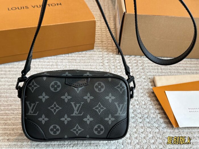 Louis Vuitton Camera Bag - Versatile Black Men'S Bag - Excellent Value - Image 9