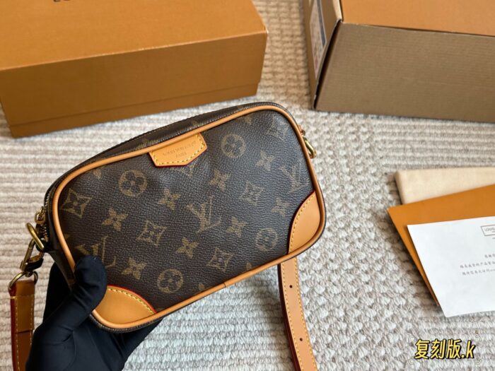 Louis Vuitton Camera Bag - Versatile Black Men'S Bag - Excellent Value - Image 10