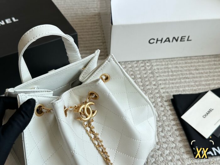Chanel 25S Small Hobo Caviar Leather Chain Bag - Refined And Durable - Image 2