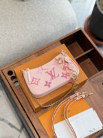 Louis Vuitton Pink Gradient Easy Pouch Chain Bag Girlish Charm Shoulder Bag Accommodates Mobile Phone - Image 9