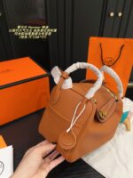 Hermès Lindy: Minimalist, Sophisticated, And Sharp-Lined Handbag For The High-Caliber Professional Woman. - Image 4
