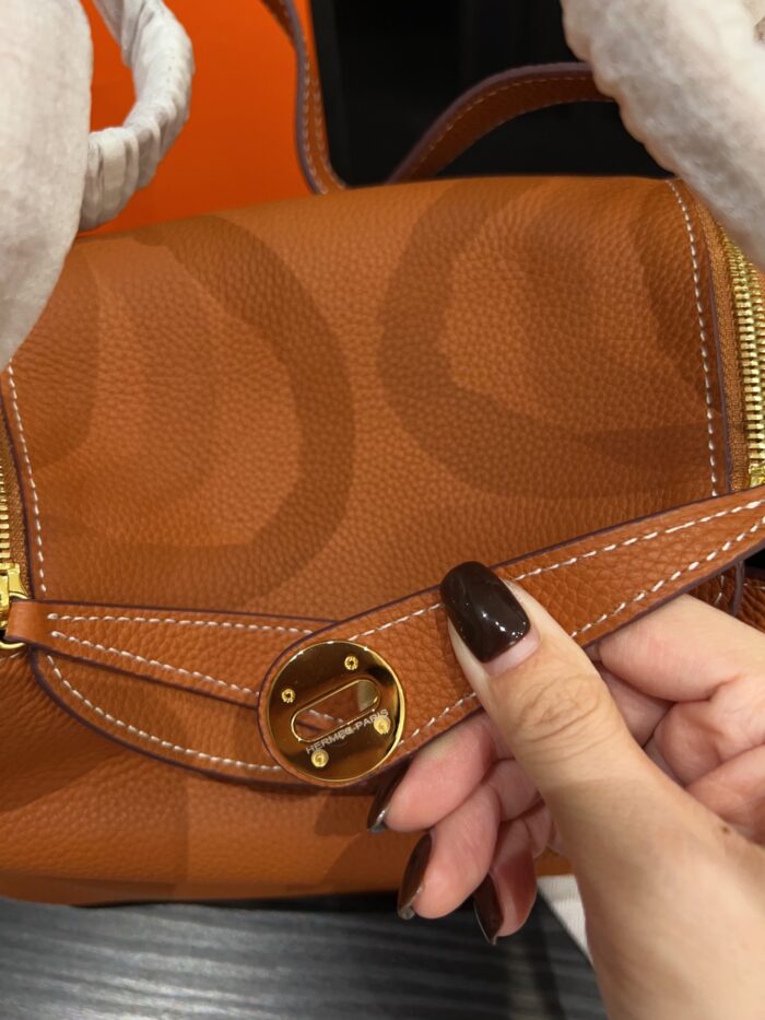 Hermès Lindy: Minimalist, Sophisticated, And Sharp-Lined Handbag For The High-Caliber Professional Woman. - Image 9