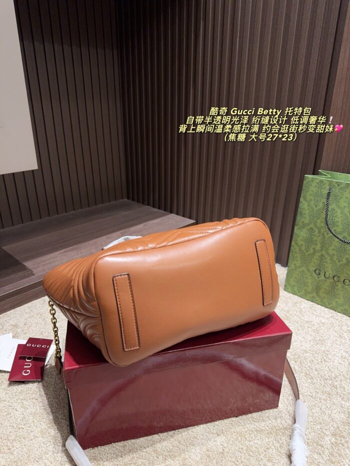 Gucci Betty Tote Bag Greek Lambskin Quilted Design Dual-Purpose: Handheld Or Crossbody - Image 6