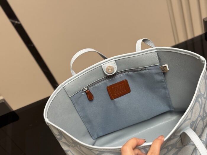 Coach City Series Classic Logo Tote Bag Massively Popular Versatile And Easy To Style - Image 4